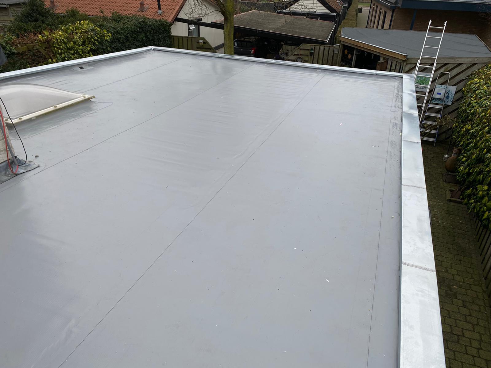 Dak met PVC dakbedekking en lichtkoepel
