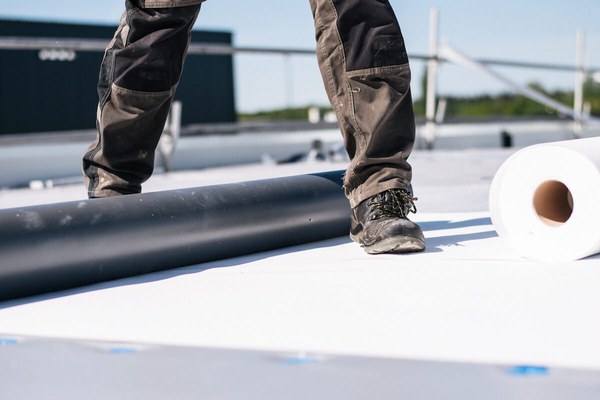 Dakdekker op een dak met PVC dakbedekking